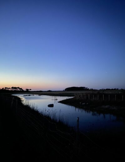 Idyllisch auf dem Weg zum nahen Strand